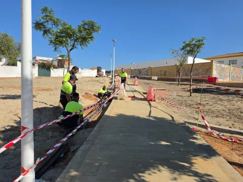 Imagen de la noticia: Aljaraque refuerza el mantenimiento de sus zonas verdes y renueva el césped del parque de la Solidaridad
