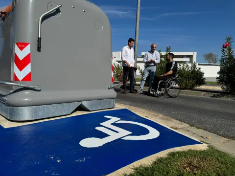 Imagen de la noticia: Aljaraque adapta una isla de contenedores en La Monacilla para personas con movilidad reducida
