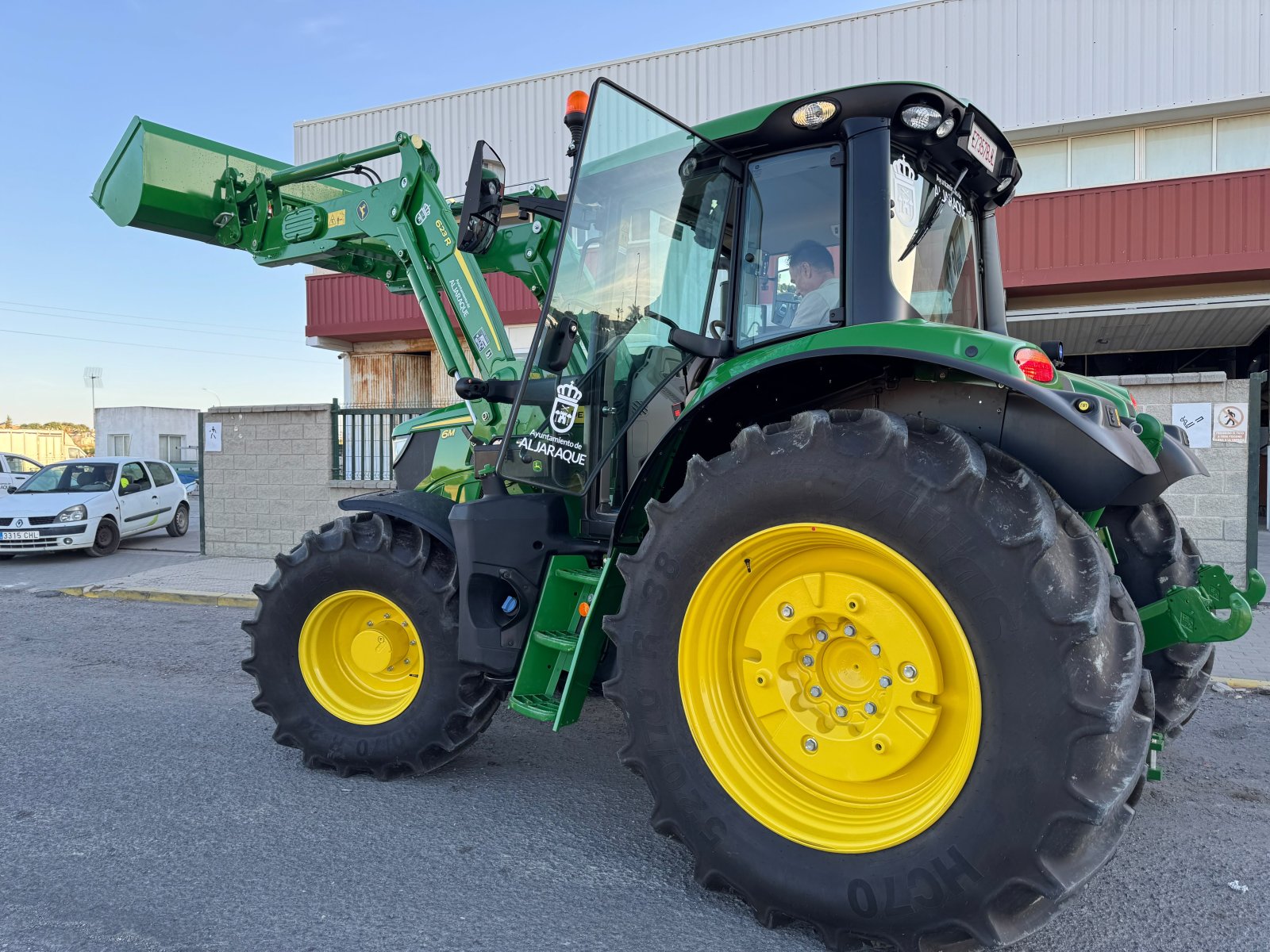 Image for the story: Aljaraque buys a tractor with a front loader for 136,000 euros