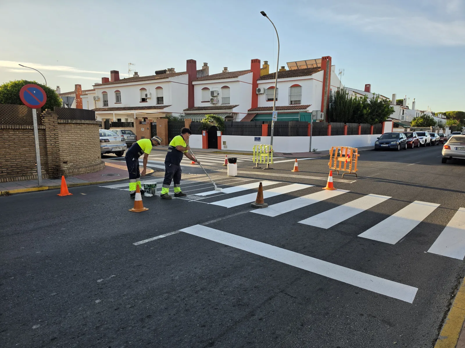 Imagen de la noticia: Aljaraque repinta los pasos de peatones para mejorar la seguridad vial