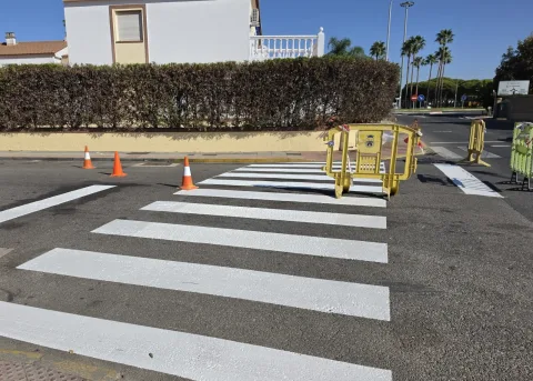 Imagen de la noticia: Aljaraque repinta los pasos de peatones para mejorar la seguridad vial